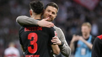 Xabi Alonso abraza a Piero Hincapié durante un partido del Bayer Leverkusen, el 29 de abril de 2024.