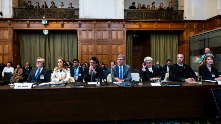 Los integrantes de la representación de Ecuador durante la audiencia pública en la Corte Internacional de Justicia, en La Haya, el 30 de abril de 2024. 