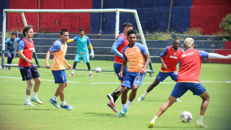 Jugadores de Deportivo Quito en un entrenamiento, 23 de abril de 2024.