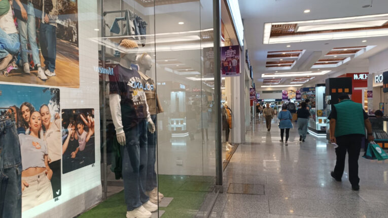 Foto referencial en un centro comercial, al norte de Quito, el 1 de mayo de 2024.