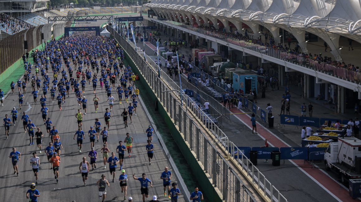 Miles de atletas corren en el autódromo de Interlagos, una carrera dedicada al piloto Ayrton Senna, este 1 de mayo de 2024. 
