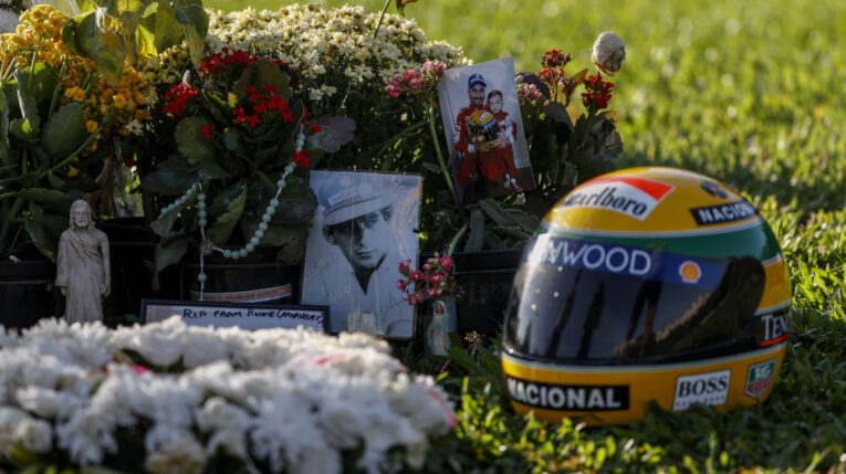 Fotografía de un casco y arreglos florales en la tumba del automovilista brasileño Ayrton Senna este miércoles 1 de mayo de 2024. 