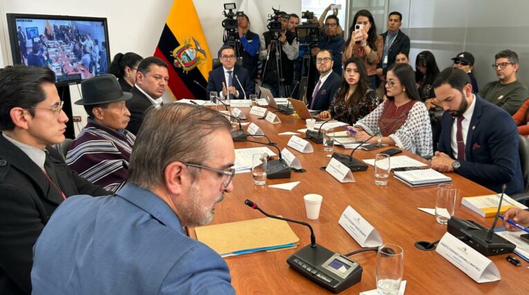 El debate por las sanciones a los 'camisetazos' tensó el debate en la Comisión de Justicia, Quito, el 1 de mayo de 2024.