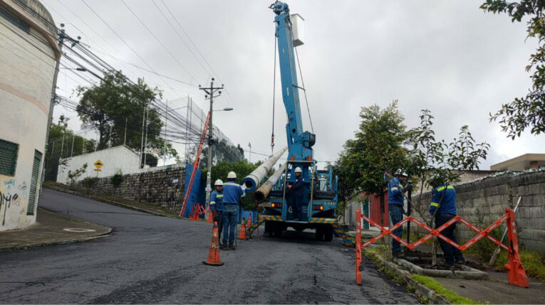 Mantenimiento de cables eléctricos en la calle De Los Guayabos, en el norte de Quito. Foto del 28 de abril de 2024.