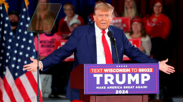 Donald Trump habla en un evento de campaña en Waukesha, Wisconsin, el 1 de mayo de 2024.