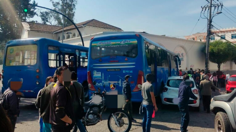 Agentes de tránsito atienden un accidente de tránsito que involucra a dos buses en Quito.