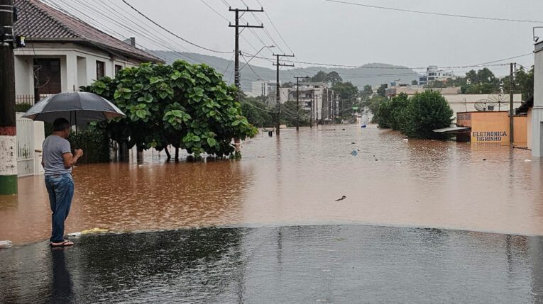 Vista de una calle inundada después de fuertes lluvias en Encantado, Rio Grande do Sul, Brasil, el 1 de mayo de 2024.
