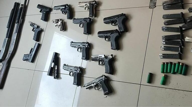 Armas que se almacenaban en una vivienda del barrio Garay en Guayaquil. 