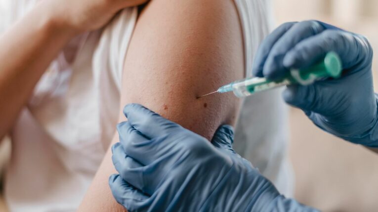 Imagen referencial. Niñas y niños podrán vacunarse contra el virus del papiloma humano en Ecuador.