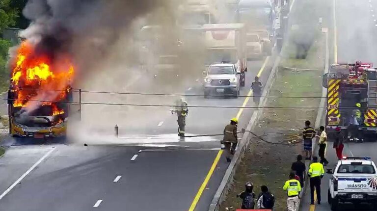 Bus intercantonal se incendió en la vía a la Costa, en el tramo Progreso-Guayaquil