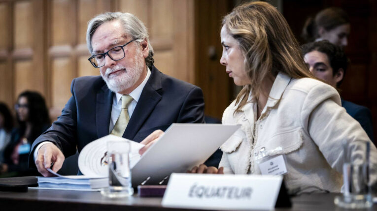 El embajador de Ecuador en Países Bajos, Andrés Terán, en el segundo día de las audiencias orales en la Corte Internacional de Justicia, La Haya, 1 de mayo de 2024.
