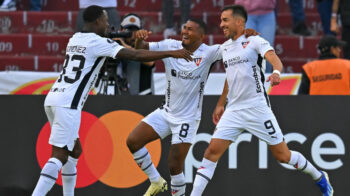 Los jugadores de Liga de Quito celebran un gol ante Botafogo, por Copa Libertadores, el 11 de abril de 2024.