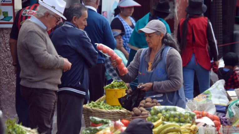 Imagen referencial. Personas realizan sus compras en el mercado Nueve de Octubre, en Cuenca.