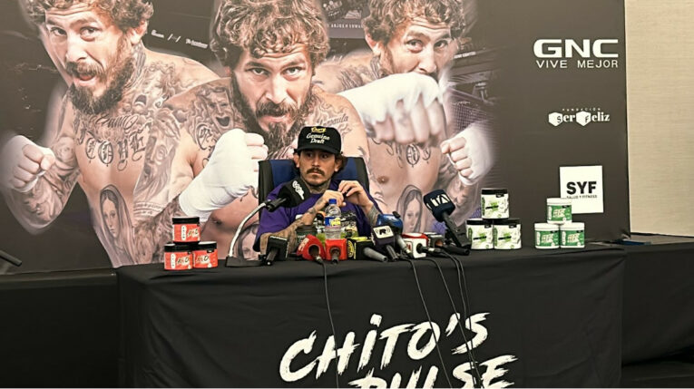 El peleador ecuatoriano Marlon 'Chito' Vera en la rueda de prensa del 2 de mayo de 2024, en Guayaquil.