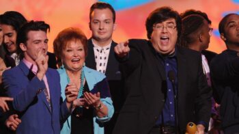 Imagen de marzo de 2014, con el exproductor Dan Scheneider (der) recibiendo un reconocimiento durante los Premios Nickelodeon. En el extremo izquierdo, de traje azul, está el actor Drake Bell.