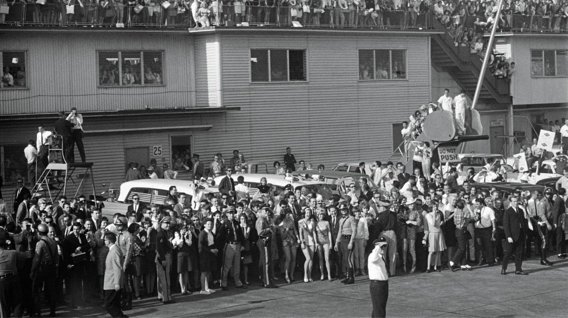Decenas de personas esperan la llegada de The Beatles, tomada por Paul McCartney en febrero de 1964 en el aeropuerto de Miami, Florida (EE.UU.).