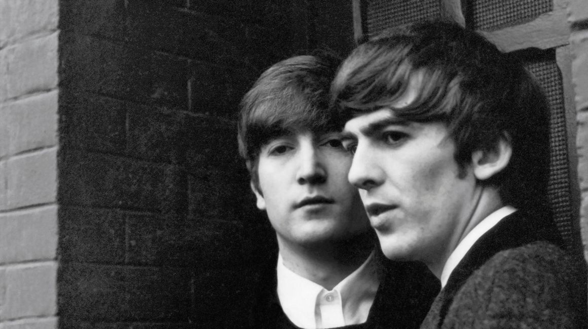 John Lennon (i) y George Harrison en una instantánea tomada por Paul McCartney en enero de 1964 en París (Francia).