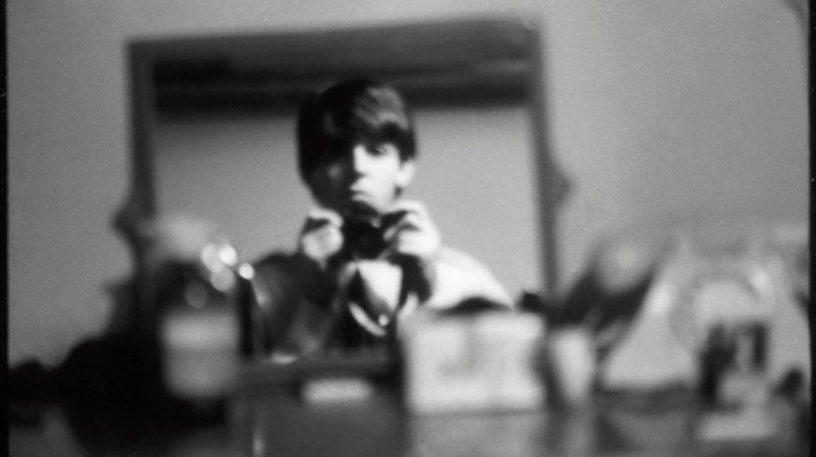 Autoretrato de Paul McCartney en 1963, en Londres. Él capturó momentos con su cámara Pentax de 35 mm y ahora forman parte de la muestra 'Ojos de la tormenta' del Museo de Brooklyn. 