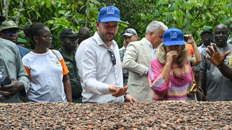 Visita de Virginijus Sinkevičius, comisionado  de la UE, en una visita a plantaciones de cacao en Costa de Marfil, el 7 de abril de 2024.