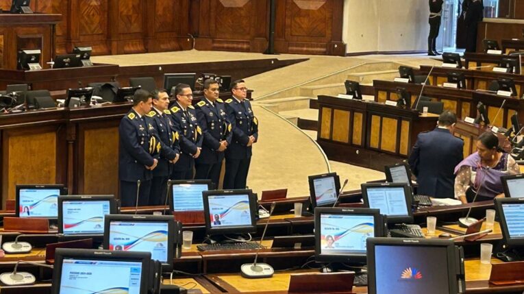 Miembros de la Fuerza Aérea Ecuatoriana estuvieron presentes en la Asamblea para la aprobación de la ley.