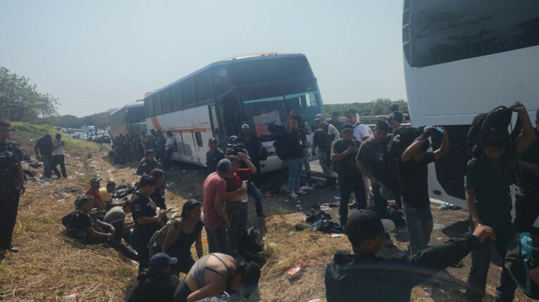 Parte del grupo de migrantes ecuatorianos que viajaban en tres buses por Veracruz, México, el 2 de mayo de 2024.