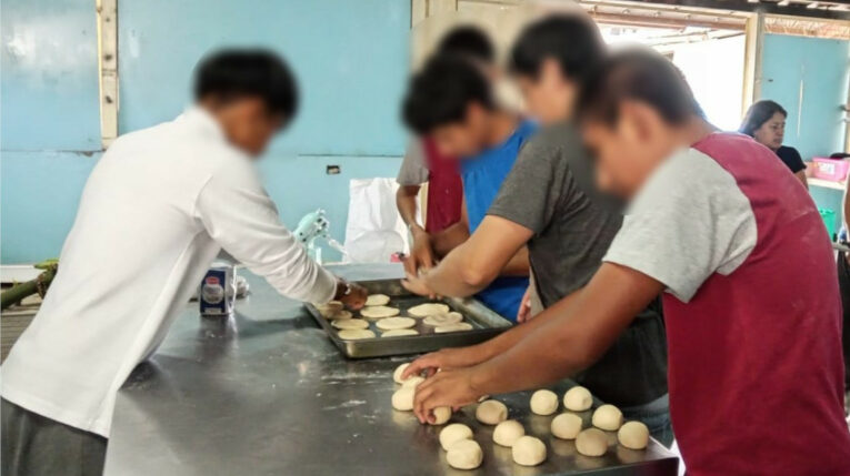 Varios hombres preparando alimentos en un centro de reclusión de Loja, el 29 de abril de 2024. 