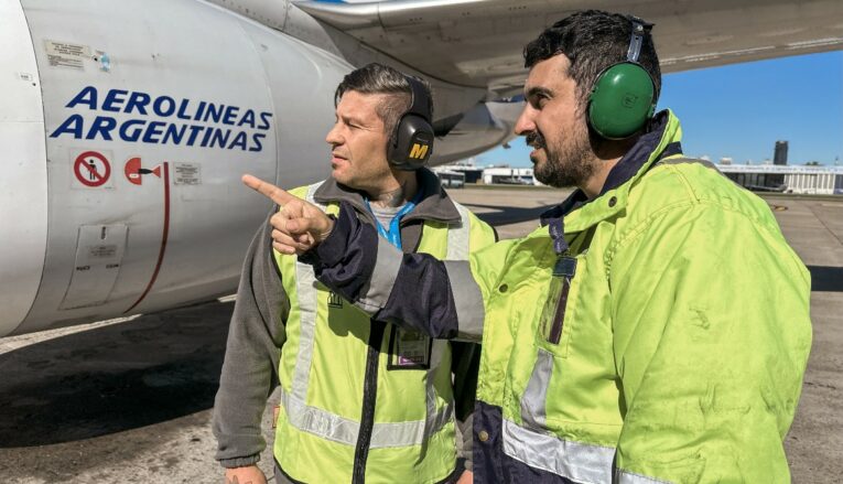 Trabajadores de Aerolíneas Argentinas inspeccionanun avión de esa compañía.