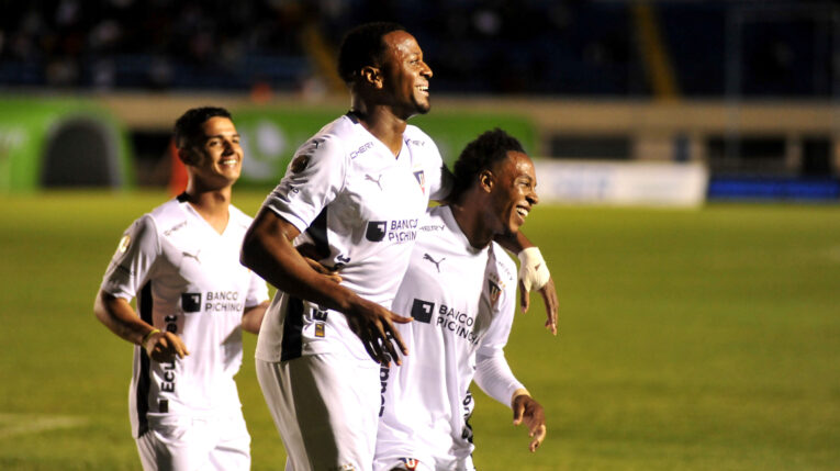 Michael Estrada festeja un gol, durante un partido de Liga de Quito, el 30 de abril de 2024.