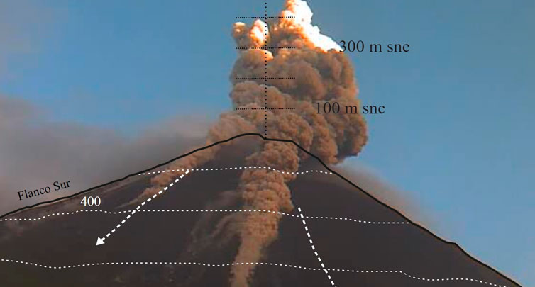 El volcán El Reventador expulsa una nube de ceniza el 2 de mayo de 2024.