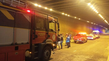 Un vehículo del Cuerpo de Bomberos de Quito atiende un accidente de tránsito en el norte de la ciudad, el 3 de mayo de 2024.