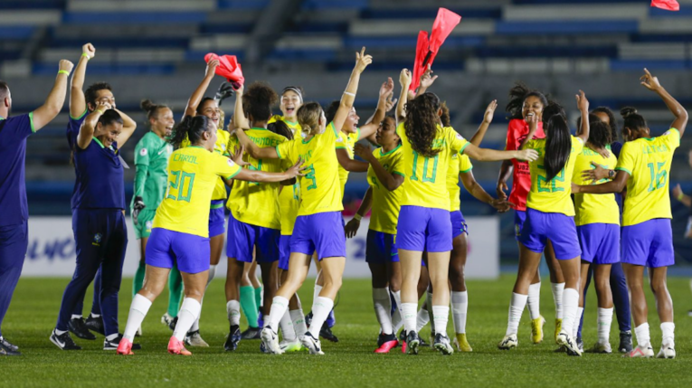 Las jugadoras de Brasil festejan el título del Sudamericano Sub 20 femenino, en Guayaquil, el 2 de mayo de 2024.