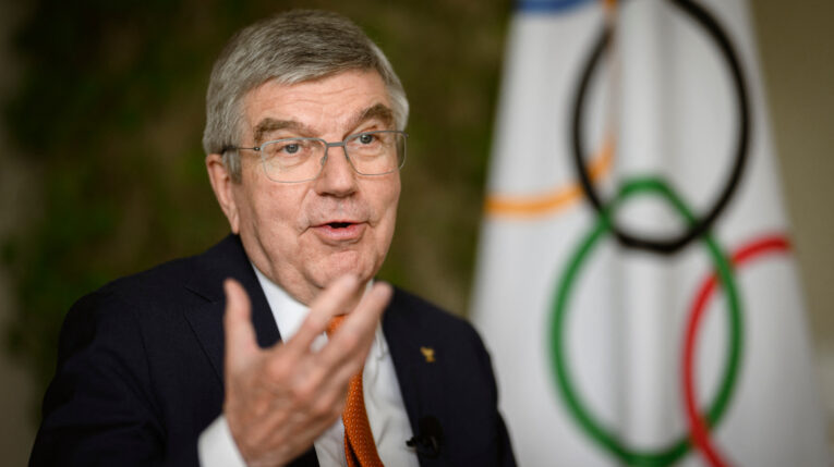 El presidente del COI, Thomas Bach, habla durante una entrevista con AFP antes de los Juegos Olímpicos de París 2024 en la sede del COI en Lausana el 26 de abril.
