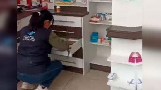 Una funcionaria de la Arcsa verifica medicamentos en una farmacia de Guaranda, el 3 de mayo de 2024.