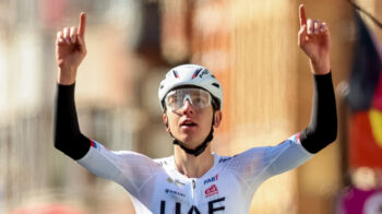 Tadej Pogacar del UAE celebra ganar la carrera Lieja-Bastogne-Lieja, el 21 de abril de 2024.