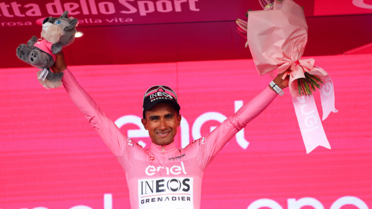 Jhonatan Narvaez con la maglia rosa en el Giro de Italia, 4 de mayo de 2024.