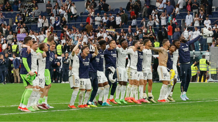 Los jugadores del Real Madrid saludan al finalizar el partido de la jornada 34 de la liga española ante el Cádiz en el estadio Santiago Bernabéu en Madrid, el 4 de mayo de 2024.