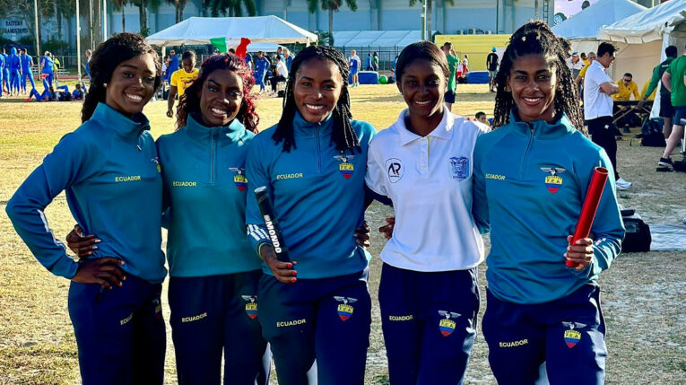 El equipo femenio de relevos 4x100 de Ecuador, antes de su participación en el Mundial de Bahamas, el 4 de mayo de 2024.