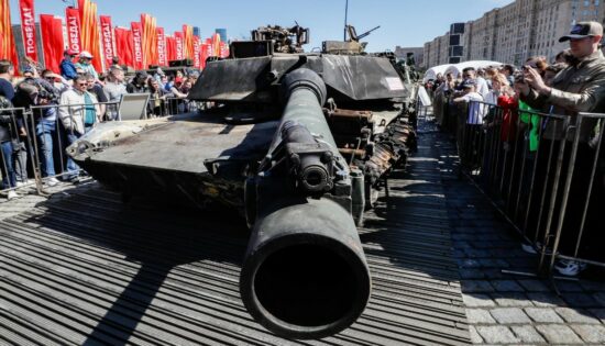 Un tanque ucraniano capturado por Rusia se exhibe en Moscú, el 1 de mayo.