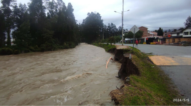 Momentos de pánico vivieron los cuencanos por crecida del río Tomebamba