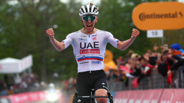 Tadej Pogacar celebra su victoria en la Etapa 2 del Giro de Italia, el domingo 5 de mayo de 2024.