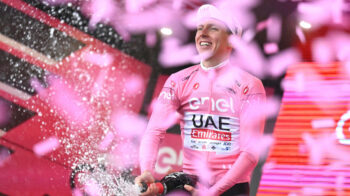 El ciclista esloveno Tadej Pogacar del UAE Emirates celebra en el podio vistiendo la camiseta rosa del líder general tras ganar la segunda etapa del Giro, el 5 de mayo de 2024.