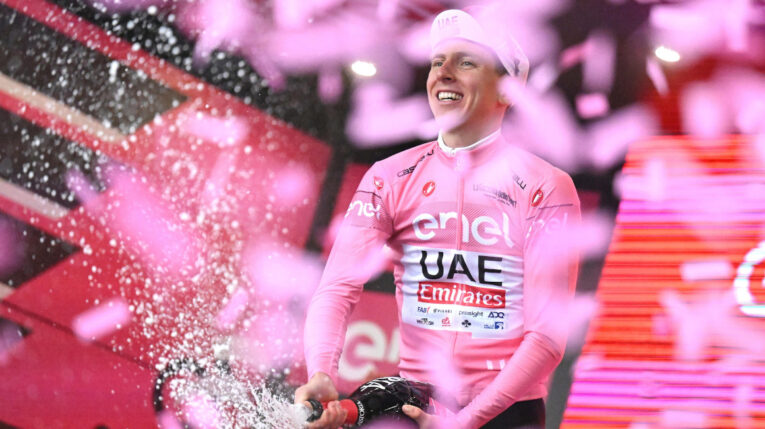 El ciclista esloveno Tadej Pogacar del UAE Emirates celebra en el podio vistiendo la camiseta rosa del líder general tras ganar la segunda etapa del Giro, el 5 de mayo de 2024.