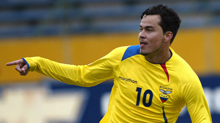 Jaime Ivan Kaviedes celebra el segundo gol de Ecuador contra Perú durante el partido de las Eliminatorias al Mundial 2010 en el estadio olímpico Atahualpa de Quito, el 21 de noviembre de 2007.