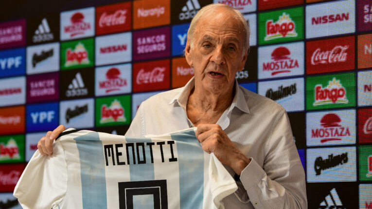 El entrenador de fútbol argentino César Luis Menotti, director de selecciones nacionales, habla durante una conferencia de prensa en Buenos Aires, el 25 de enero de 2019.