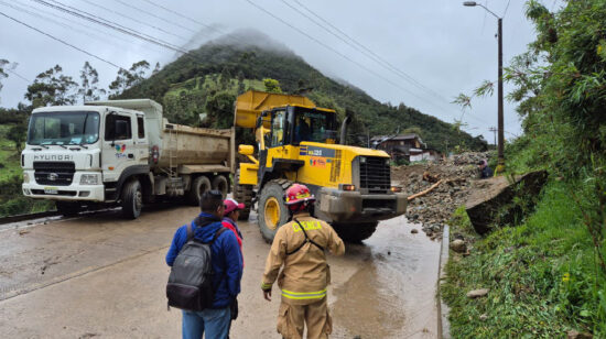 El Ministerio de Transporte y Prefectura de Azuay trabajan para rehabilitar la vía Cuenca - Molleturo.