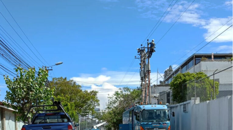 Mantenimiento de cables eléctricos en Quito, el 28 de abril de 2024.