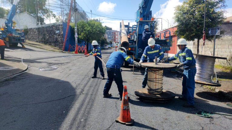 mantenimiento al cableado eléctrico en el norte de la ciudad, en la calle De Los Guayabos. El 28 de abril de 2024.