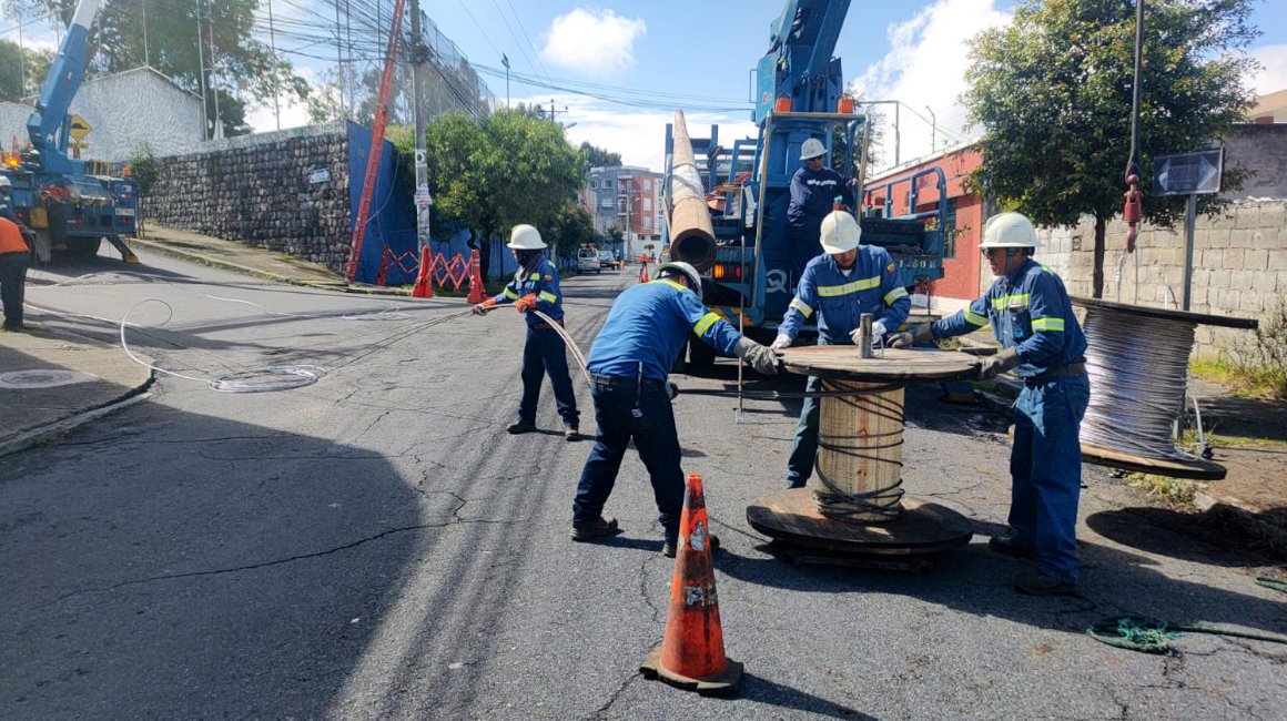 Trabajos de mantenimiento al cableado eléctrico en el norte de la ciudad, en la calle De Los Guayabos. El 28 de abril de 2024.