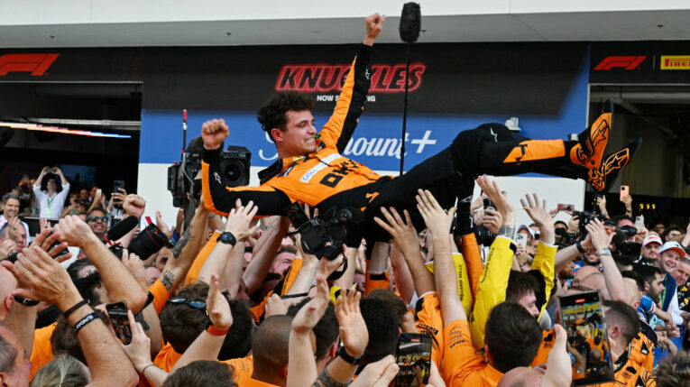 El piloto de McLaren, Lando Norris, celebra su primera victoria en la Fórmula 1, en Miami, el 5 de mayo de 2024.