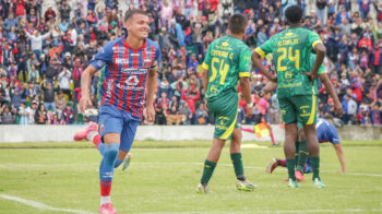 Un jugador del Deportivo Quito celebra un gol ante SD Rayo en la Segunda Categoría, el 5 de mayo de 2024.
